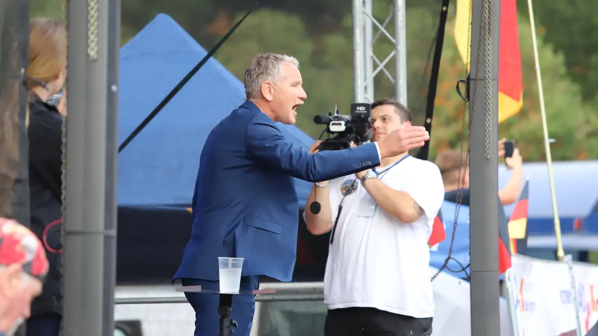 Thürings AfD-Fraktionsvorsitzender Björn Höcke am 3. Oktober auf der Veranstaltung auf der Bullenwiese in Fürstenwalde. Inzwischen ermittelt die Polizei wegen mehrerer Straftaten im Zusammenhang mit der Kundgebung.