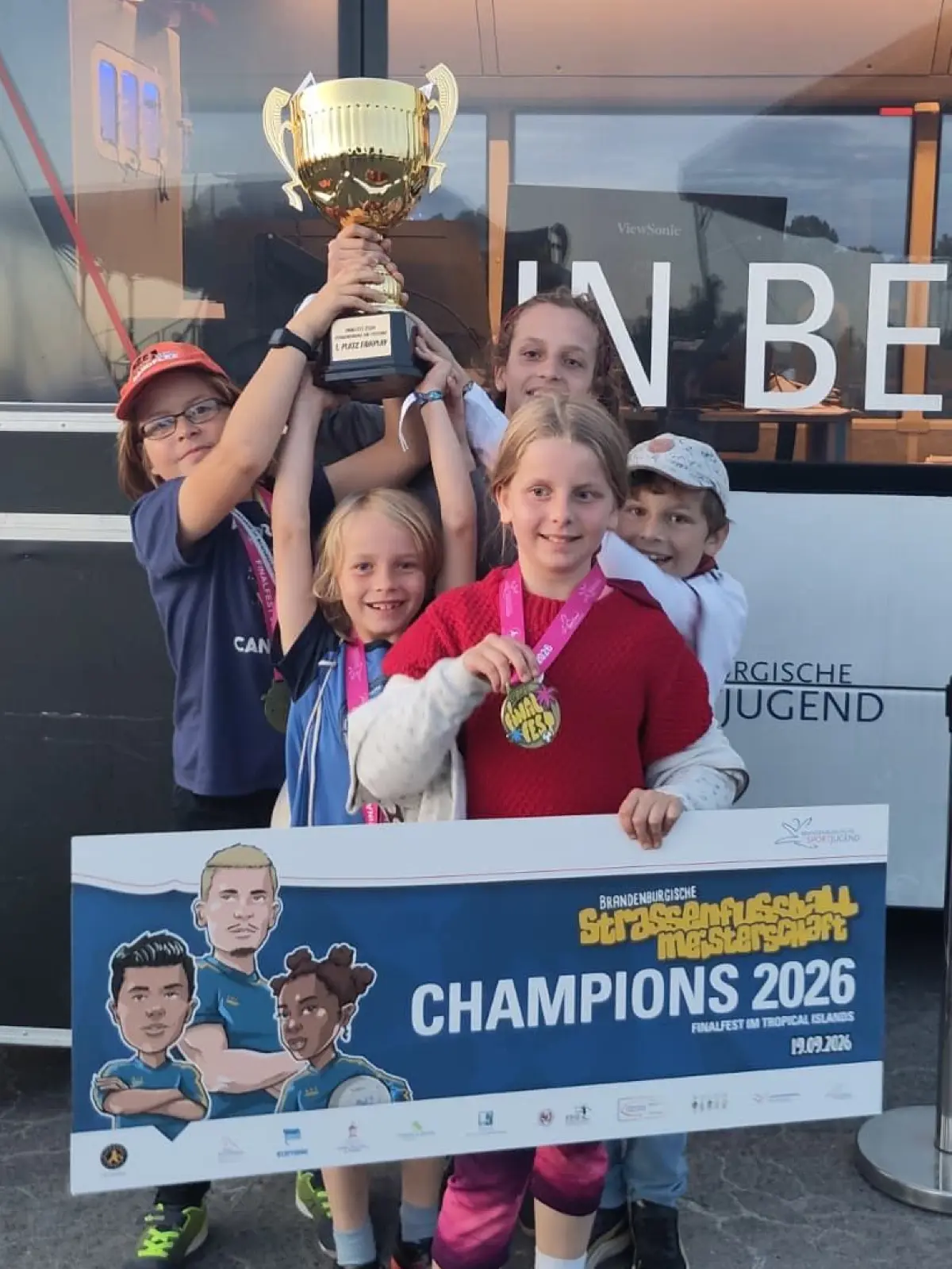 So sehen Sieger aus: Das Team aus Angermünde, Emil, Lara, Joscha, Konstantin, Emilia und Arthur, nahm zum ersten Mal an der Brandenburger Straßenfußball-Meisterschaft teil und holte sich im großen Finale einen Preis.