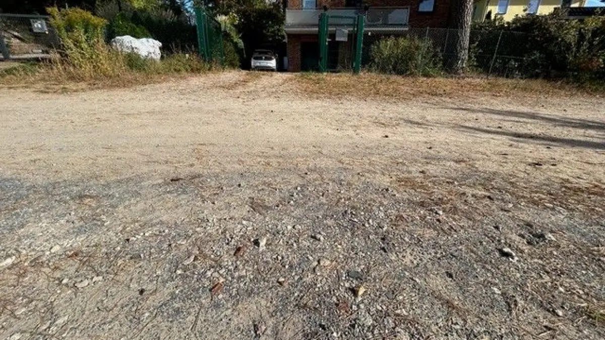 Im Sommer staubt es, im Winter versinkt man im Matsch: unbefestigte Straßen wie diese Straße Am Drosselschlag in Basdorf ärgern die Anwohner.