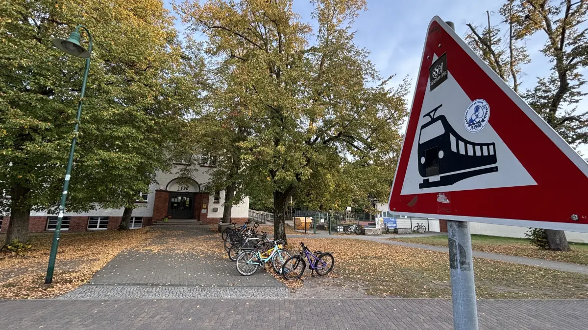 Ist der Zug abgefahren? Das historische Gebäude, in dem der Hort in Schildow untergrebacht ist, soll abgerissen werden, um Platz für einen Neubau zu bekommen. Doch das Projekt ist umstritten. Jetzt gibt es eine neue Entscheidung.