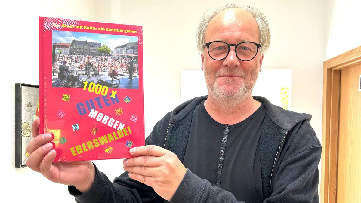 Druckfrisch auf dem Markt: Der Kulturmanager Udo Muszynski hält eines der ersten Exemplare des Buches 1000 x Guten-Morgen-Eberswalde in den Händen. Wo kann der Bildband käuflich erworben werden?