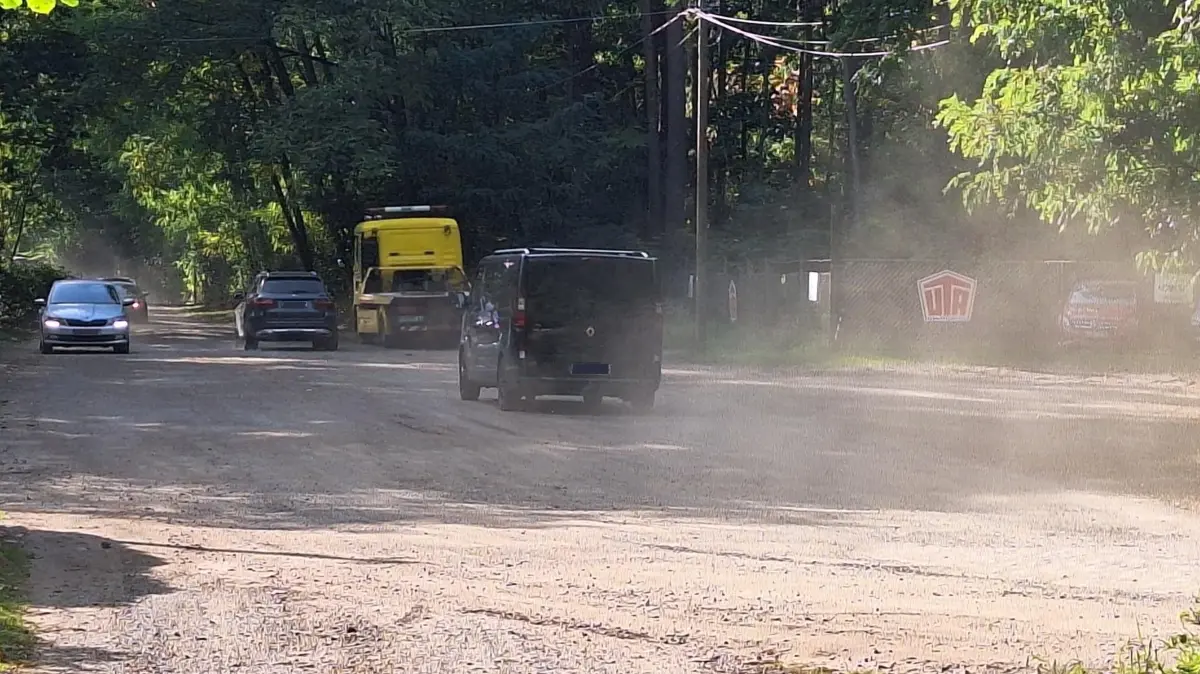 Sandpiste Fichtenweg in Finowfurt. Die Sanierung der B167 in der Ortsmitte hat für Anwohner staubige Folgen.