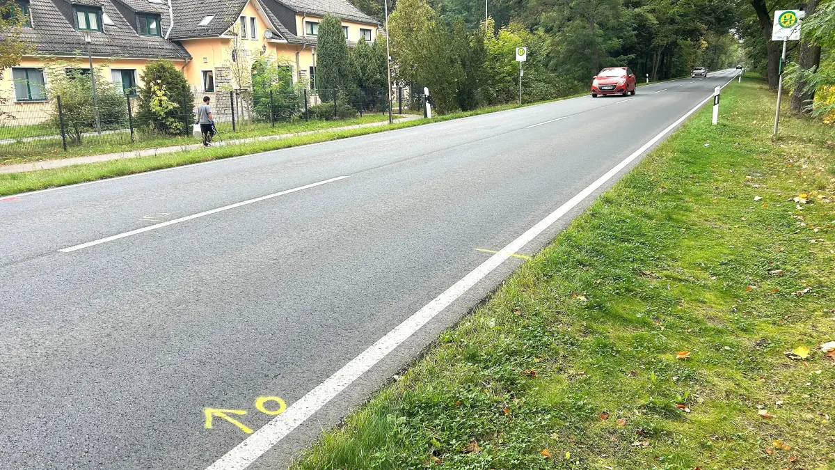 Gefahrenpunkte an der Landesstraße 200: Die Bushaltestellen am Haus am Stadtsee zwischen Eberswalde und Angermünde sind weder mit Gehwegen, Buchten und speziellen Bordsteinkanten ausgestattet.