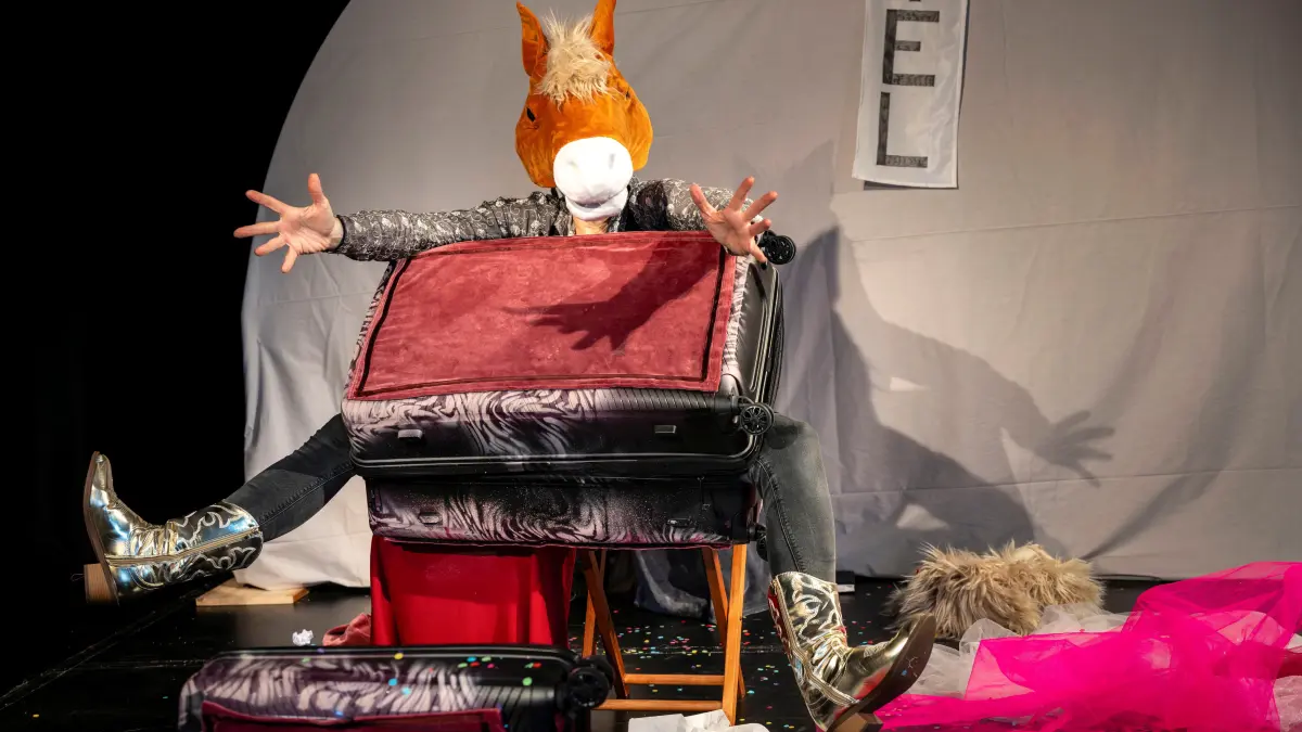 Über den Hauptgewinn, ein Pony, freuen sich die Kinder im Theaterstück „Ein Pony im Koffer“ in Strausberg. Allerdings währt der Spaß nicht lang, muss das Tier an allerhand Leuten vorbeigeschmuggelt werden.