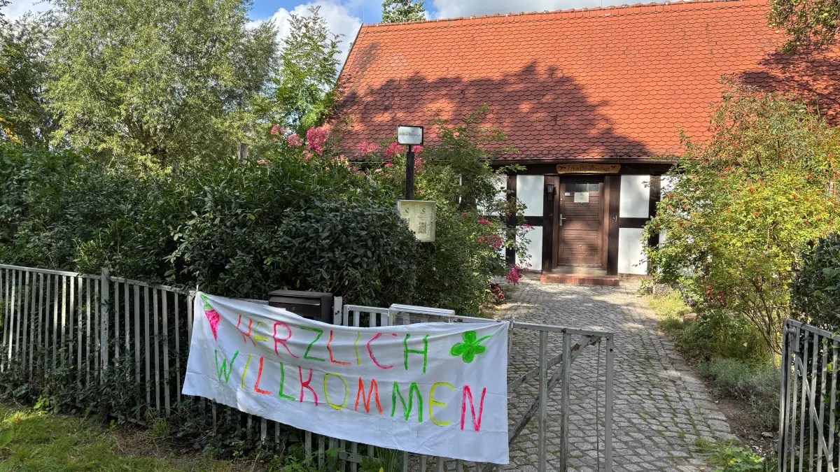 Die Freie Draußenschule Angermünde hat in einem alten Fachwerkhaus im ehemaligen Literaturmuseum ihr Domizil. Die im Schuljahr 2020/21 eröffnete reformpädagogische Schule wächst stetig und braucht mehr Platz.