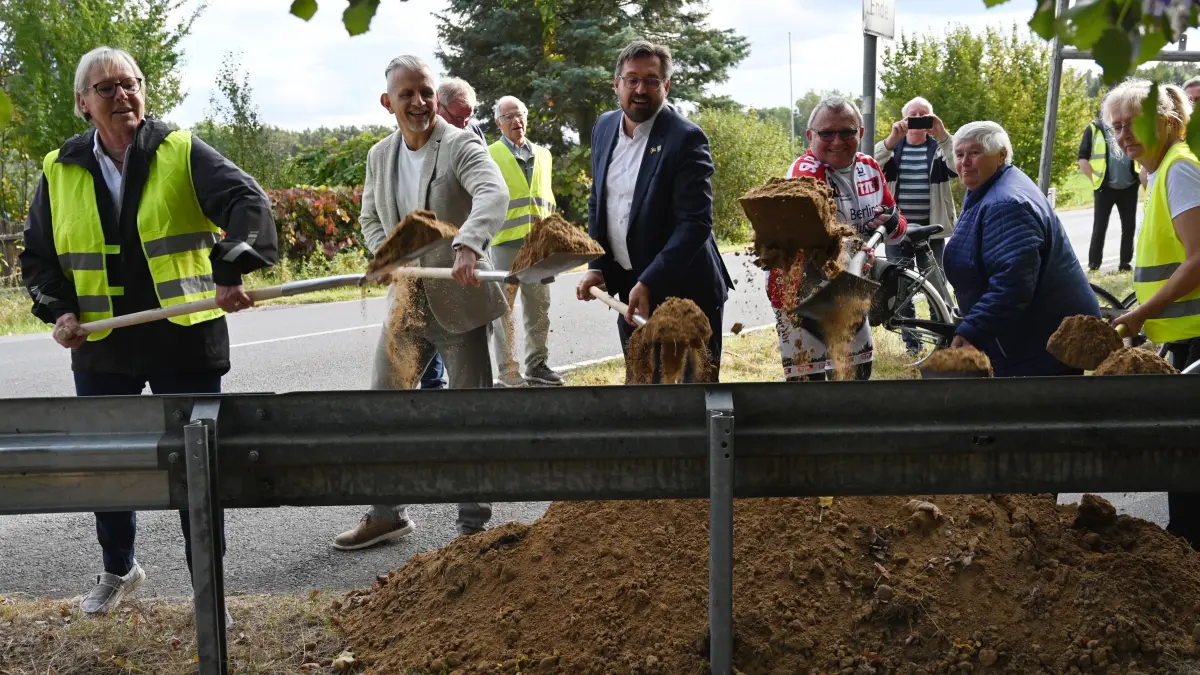 Lange haben die Klosterfelder darauf gewartet, jetzt ist der erste Spatenstich für den Radweg von Klosterfelde nach Wandlitz erfolgt.