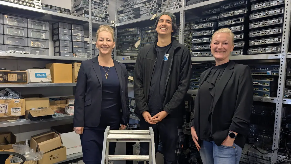 Bei den beiden beiden Geschäftsführerinnen der Lan-Com-East GmbH aus Hoppegarten, Sabine Nowagk (links) und Andrea Pfeifer, stehen ihre Mitarbeiter, wie Azubi Malik Gehrmann, im Mittelpunkt.