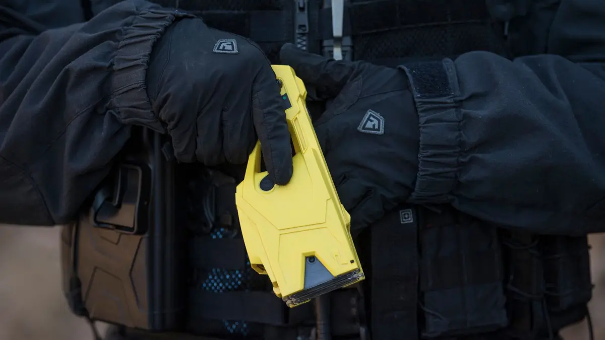 Hessischer Polizist hält Taser in der Hand: ARCHIV - 25.02.2019, Hessen, Wiesbaden: Einen Taser hält ein Beamter vom Überfallkommando der Frankfurter Polizei in der Hand. (zu dpa: «Polizei nimmt aggressiven Mann nach Taser-Einsatz fest») Foto: Boris Roessler/dpa +++ dpa-Bildfunk +++