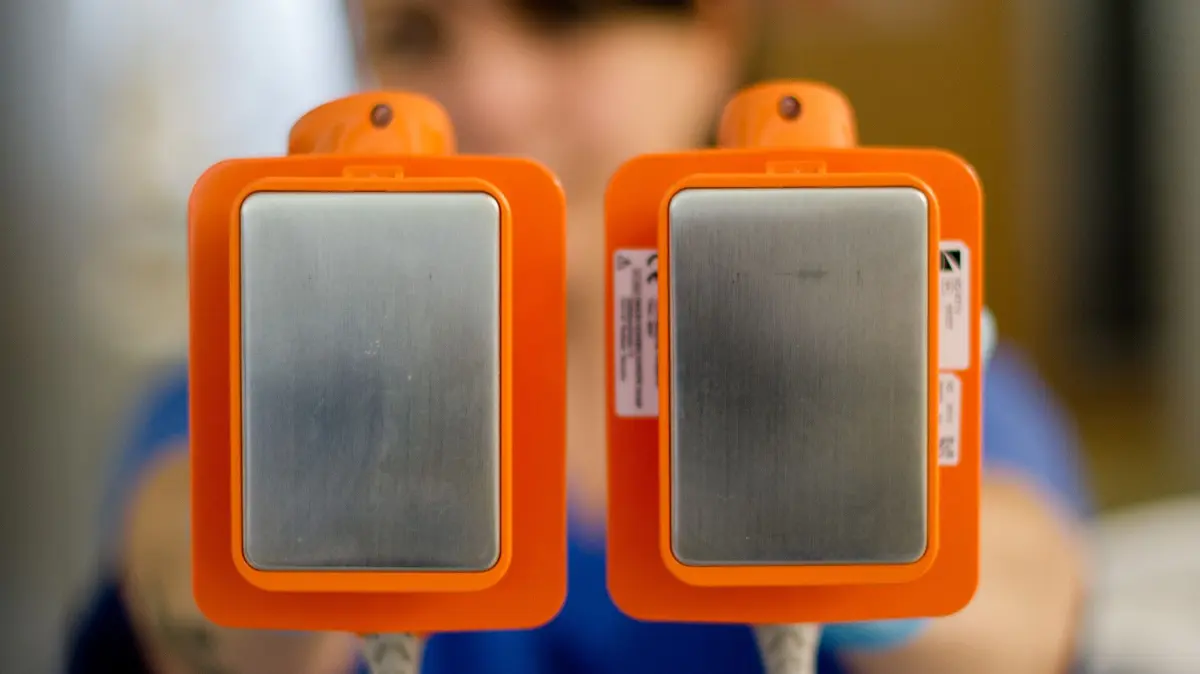 Die Umsetzung der zur Auswahl stehenden Vorschläge für das Bürgerbudget 2027 soll das Leben in Storkow (Mark) und den Ortsteilen verbessern – drei vorgeschlagene Defibrillatoren können darüber hinaus sogar Leben retten (Symbolbild).