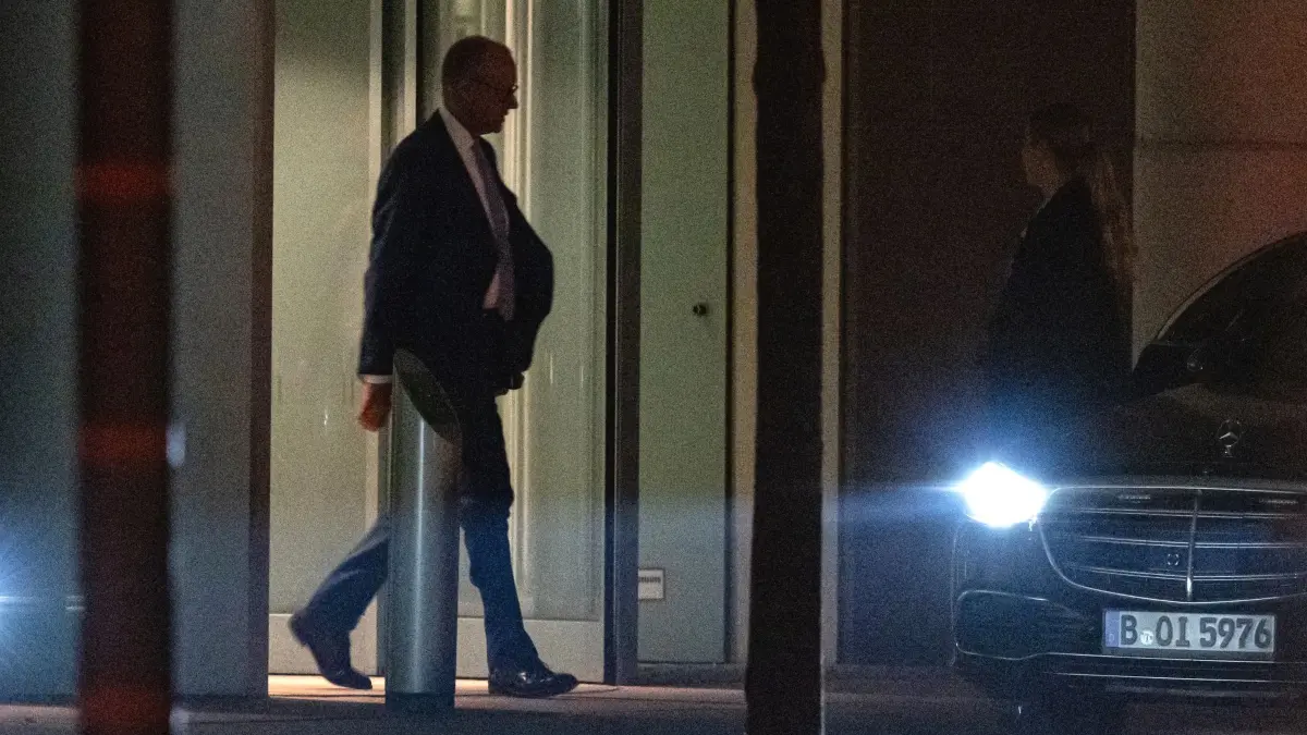 Koalitionsausschuss: Friedrich Merz (CDU), Bundeskanzler, kommt aus dem Kanzleramt. Zum ersten Mal seit den Reformbeschlüssen im Juli treffen sich die Spitzen von Union und SPD im Koalitionsausschuss. (zu dpa: ««Gut war's»: Koalition kommt ohne Nachtsitzung aus»)