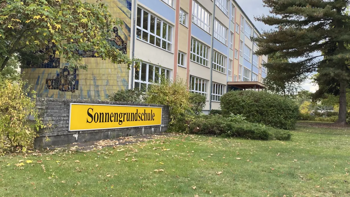 Die Sonnengrundschule an der Trebuser Straße in Fürstenwalde. Von irgendwelchen Umbauarbeiten ist an der Schule, aber auch am daneben liegenden Hort, noch nichts zu sehen.