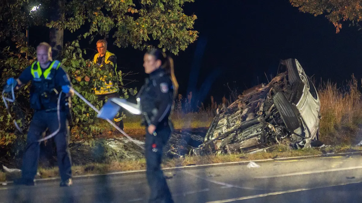 Komplett gesperrt: Ein schrecklicher Unfall ereignete sich am Mittwochabend auf der L 200 bei Wullwinkel zwischen Biesenthal und Bernau. Vier Menschen, die auf Mopeds unterwegs waren, verloren ihr Leben. Der Unfallwagen liegt überschlagen im Graben.