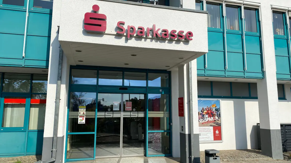 Eingang zur Sparkassen-Filiale im Eisenhüttenstädter Ortsteil Fürstenberg: Nach dem Abbau eines der beiden SB-Automaten wächst die Sorge der Eisenhüttenstädter Sparkassen-Kunden, dass auch diese Filiale bald schließt.