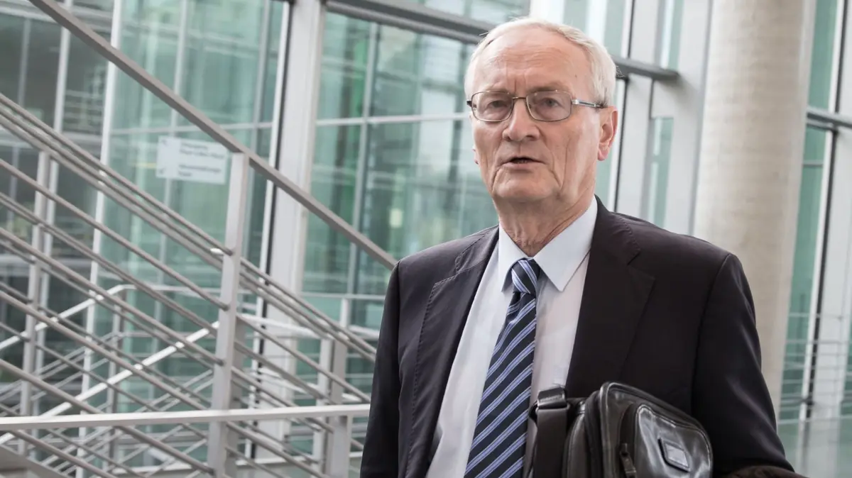 August Hanning : August Hanning, der ehemalige Präsident des Bundesnachrichtendienstes (BND) kommt am 02.10.2015 im Bundestag in Berlin als Zeuge zum NSA-Untersuchungsausschuss. (zu dpa: «Spionageverdacht: Kommt Ex-BND-Chef Hanning in U-Haft?»)