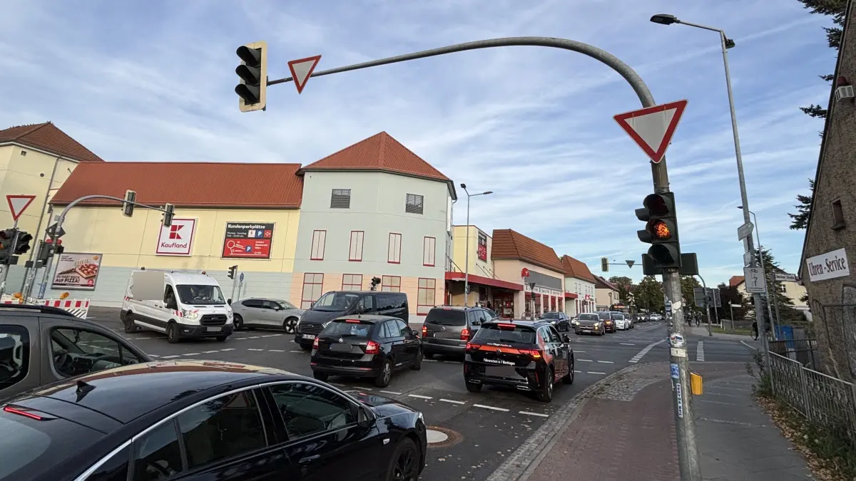 Chaos im Zentrum: Weil die Ampel an der Kaufland-Kreuzung immer wieder wegen technischer Mängel ausfällt, kommt es in der Stadtmitte zu gefährlichen Situationen. Jetzt ist die Ursache für die häfigen Ausfälle bekannt.