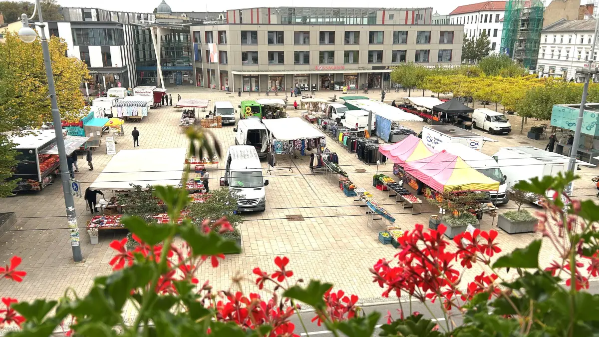 Wochenmarkt im Zentrum von Eberswalde: Zwischen dem Rathaus, wo aus einem Fenster heraus dieses Foto entstanden ist, und der Kreisverwaltung bauen die fliegenden Händler an jedem Dienstag und an jedem Freitag ihre Stände auf.