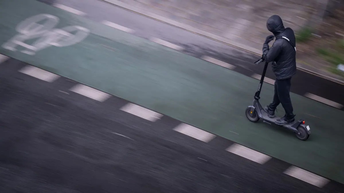 E-Scooter-Fahrer bei Sturz lebensgefährlich verletzt: Für E-Scooter gelten Regeln. Wer sich nicht daran hält, muss blechen - oder sogar vor Gericht. (zu dpa: «E-Scooter-Verstöße: Dumme Ideen und ihre Folgen»)