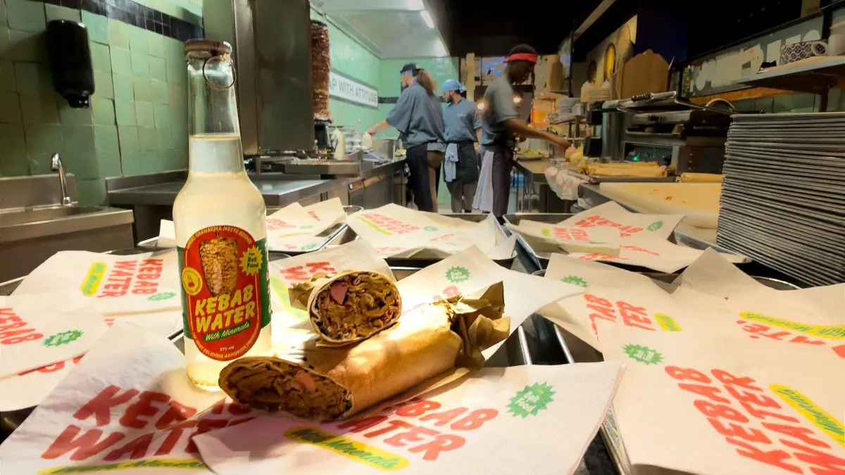 Berliner Dönerladen stellt „Kebab Water“ vor: Eine Flasche «Kebab Water» steht im Dönerladen «Kebap with Attitude» auf einem Tisch. In dem Laden konnten Menschen das Getränk, das nach Döner schmecken soll, probieren. (zu dpa: «Einmal Döner zum Trinken, bitte»)