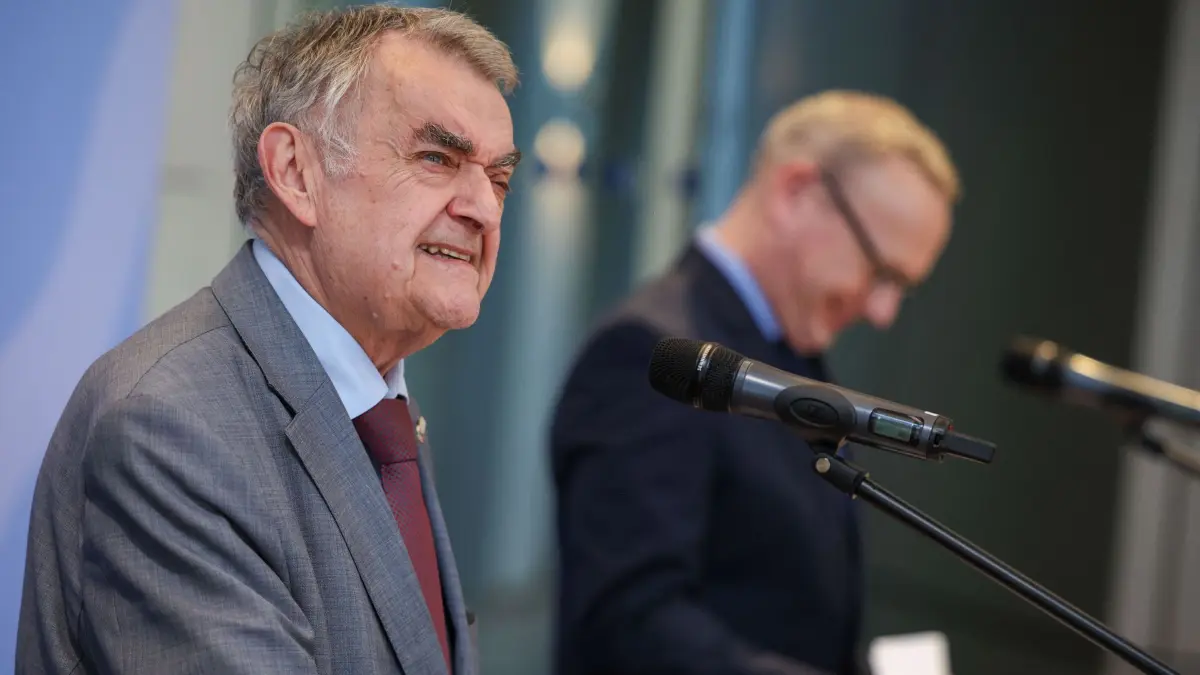 Statement Reul und Limbach zu Schlag gegen russische Hackergruppe: 07.10.2026, Nordrhein-Westfalen, Düsseldorf: Herbert Reul (CDU), Innenminister von Nordrhein-Westfalen, spricht bei einem Pressestatement zum Schlag gegen eine russische Hackergruppe. Im Hintergrund Benjamin Limbach (Bündnis 90 / Grüne), Justizminister des Landes. Sicherheitsbehörden haben nach Angaben der nordrhein-westfälischen Landesregierung im Ausland ein Mitglied der russischen Hackergruppe «Qilin» festgenommen. Foto: Christoph Reichwein/dpa +++ dpa-Bildfunk +++