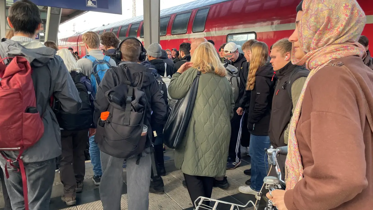 Fahrgäste drängeln sich nach der Ankunft des RE3 im Bahnhof Eberswalde. Der Regionalzug ist, besonders morgens, oft sehr voll. Wie wird es nach dem Fahrplanwechsel aussehen?