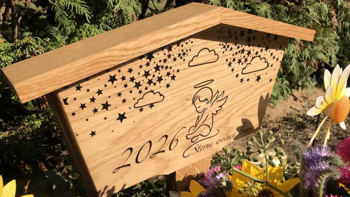 Müllrose. Neuer Friedhof. Grab des namenlosen Säuglings, dessen Leichnam am 18.06.2026 in einem Rucksack in Müllrose gefunden worden war. Tafel ohne Namen. Die Beisetzung fand am 06.10.2026 statt. Foto: Frank Groneberg