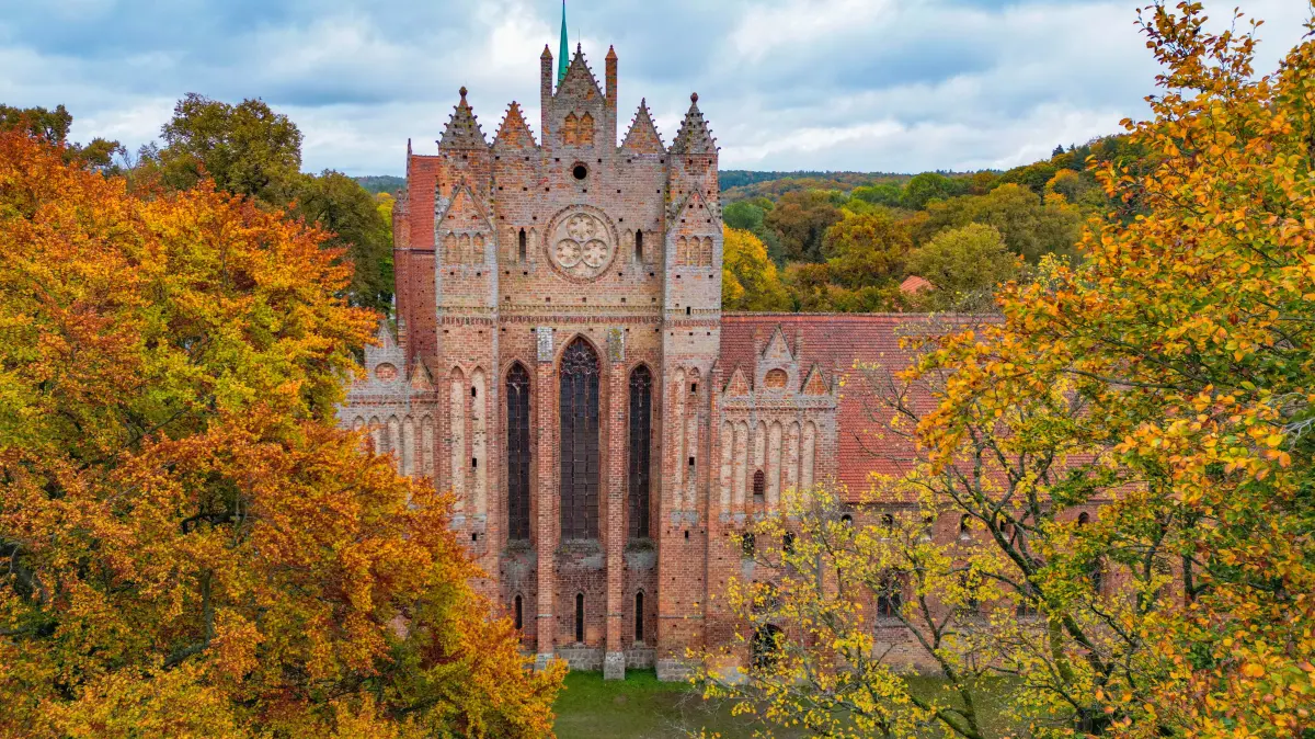 Herbstlich bunt sind die Laubbäume am Kloster Chorin verfärbt (Luftaufnahme mit einer Drohne). Die Geschichte des Klosters Chorin reicht lange in die Vergangenheit zurück. Das heutige Denkmal mit großer Ausstrahlung über die Region hinaus ist Mönchen zu verdanken, die sich vor 750 Jahren hier niederließen. 1272 wurden erstmals das Zisterzienser in Chorin erwähnt. Die Choriner Klosterkirche wurde zum Vorbild für Kirchen in Berlin, Angermünde und Neubrandenburg. (zu dpa: «Kloster Chorin geht 2028 in Landesstiftung über») +++ dpa-Bildfunk +++