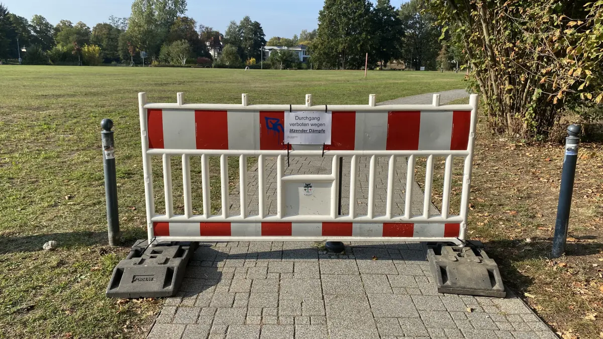 Absperrung an der Bullenwiese: Diese Baken hat die Stadt Fürstenwalde am Montag oder Dienstag aufgestellt. Wie lange bleiben sie?