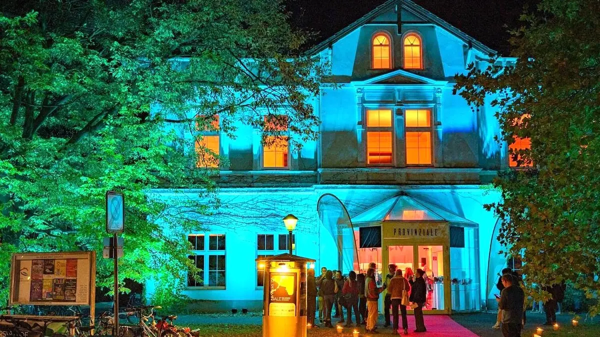 Es ist wieder Provinziale-Zeit: Im Haus Schwärzetal an der Weinbergstraße 6a wird vom 10. bis 17. Oktober das 23. Filmfest Eberswalde ausgerichtet. Die magische Beleuchtung ist inkusive.
