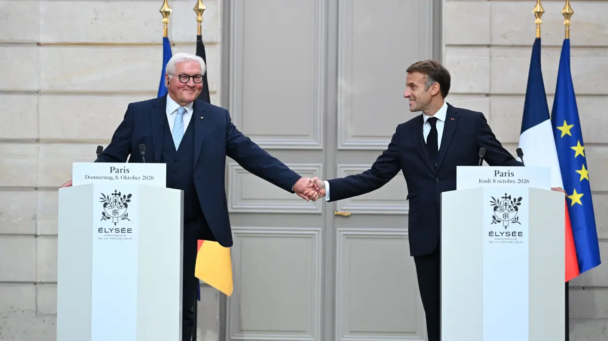 Staatsbesuch in Frankreich: Bundespräsident Steinmeier und Staatspräsident Macron unterzeichnen ein neues Abkommen für das Deutsch-Französische Jugendwerk: Le président de la République française Emmanuel Macron et le président de la République d'Allemagne Frank Walter Steinmeier lors d'une séance de signatures et d'une conférence de presse conjointe au Palais présidentiel de l'Elysée à Paris, France, le 8 octobre 2026. Signature entre le gouvernement français et le Gouvernement allemand d'un accord sur l'office franco allemand pour la jeunesse. © Eric Tschaen/Pool/Bestimage French President Emmanuel Macron and German President Frank-Walter Steinmeier during a signing ceremony and joint press conference at the Élysée Palace in Paris, France, on October 8, 2026. The French and German governments signed an agreement regarding the Franco-German Youth Office. / action press