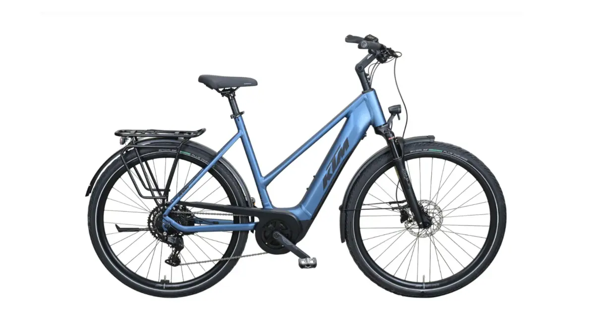 KTM Macina Power 625 E-Bike Trekkingrad Trapez 28 Zoll in Blau.