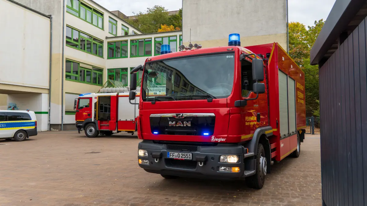 An der Grundschule am Botanischen Garten in Frankfurt (Oder) kam es zu einem Großeinsatz der Feuerwehr. Auch Einsatzkräfte des Rettungsdienstes und der Polizei waren wegen eines Gasalarms vor Ort. Was die mögliche Ursache gewesen sein könnte.