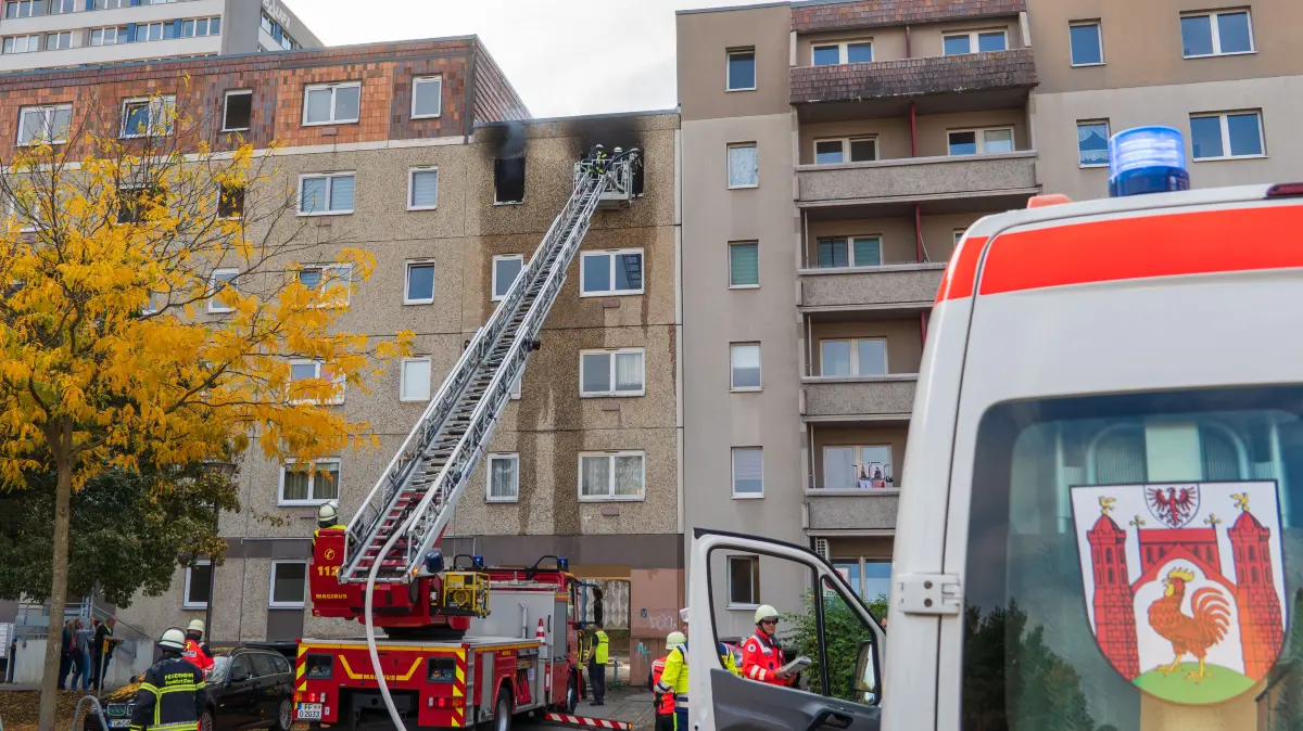 Eine Wohnung im vierten Stock eines Mehrfamilienhauses in der Berliner Straße 4 in Frankfurt (Oder) brannte vollständig aus. Wie es jetzt für die Bewohner weitergeht.