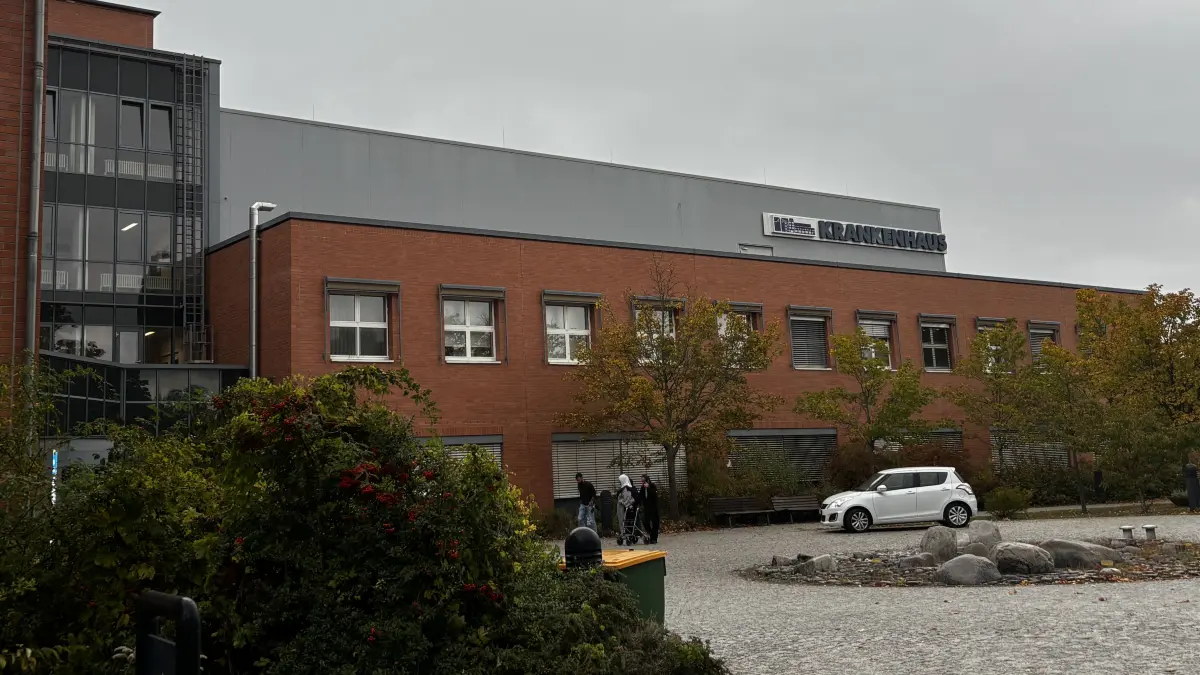Mit einem Millionenkredit hat der Landkreis die Liquidität des Krankenhauses Beeskow für 2027 gesichert. Die Zukunftsperspektiven des Hauses sind weiter offen.