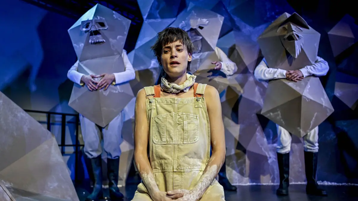 Blick ins Theaterstück "Debritz" von Kaleb Erdmann, das mit dem Kleist-Förderpreis ausgezeichnet wurde.