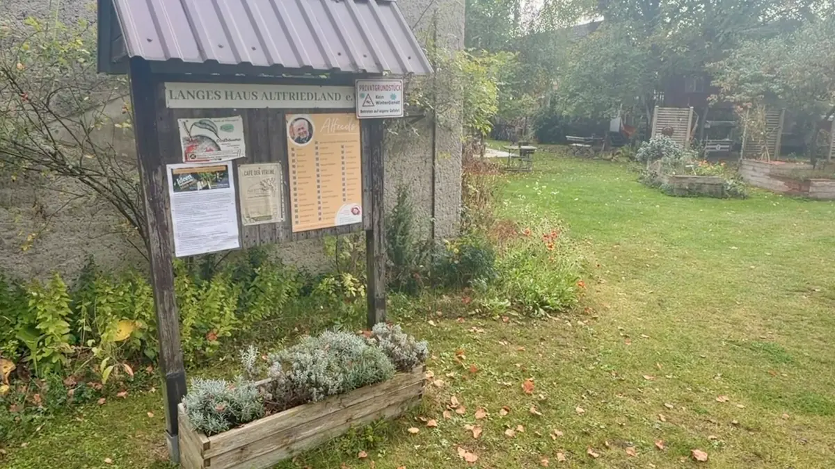 Der Kräutergarten hinter dem Langen Haus in Altfriedland ist Teil des durch ehrenamtliches Engagement entstandenen Treffpunkts für die Dorfgemeinschaft.