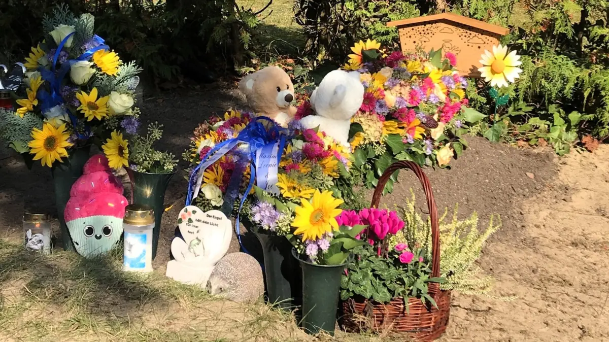 Müllrose. Neuer Friedhof. Grab des namenlosen Säuglings, dessen Leichnam am 18.06.2026 in einem Rucksack in Müllrose gefunden worden war. Die Beisetzung fand am 06.10.2026 statt. Foto: Frank Groneberg