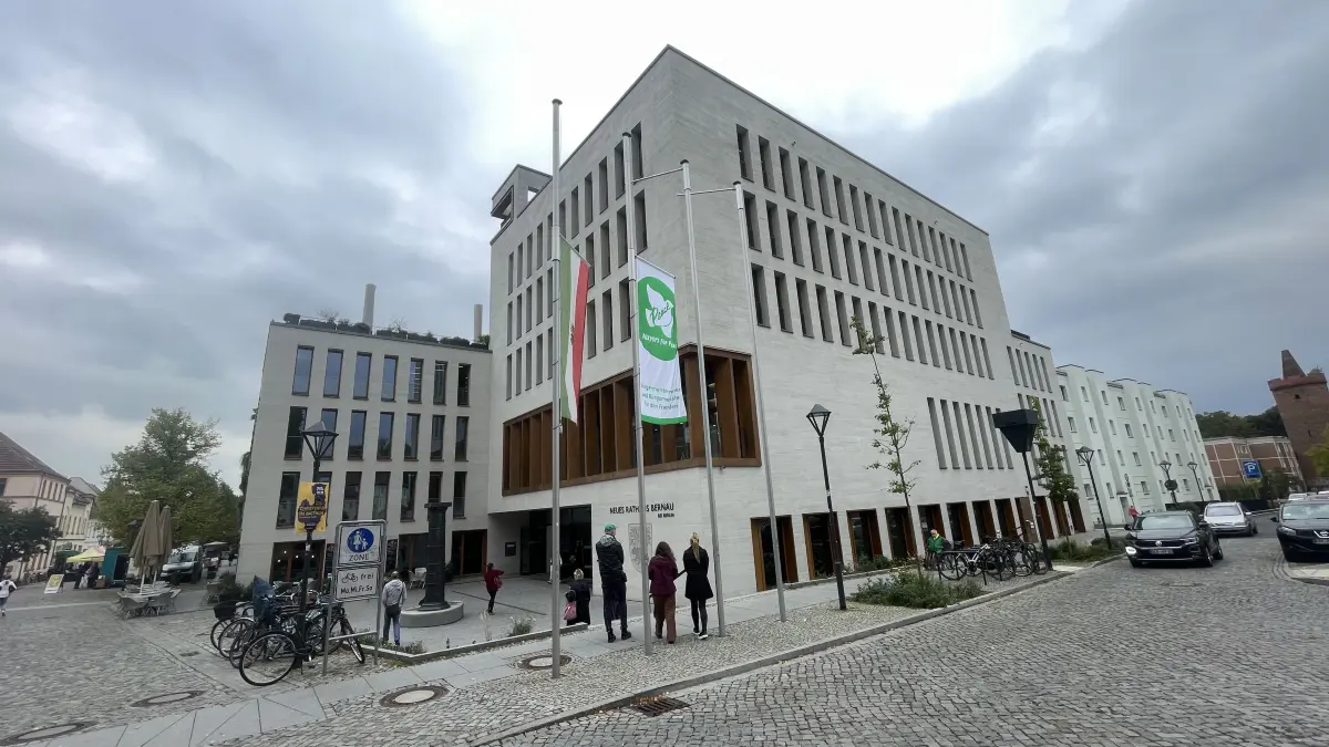 Zeichen der Anteilnahme: Nach dem schweren Unfall mit vier getöteten Jugendlichen hat die Stadt Bernau die Flaggen am Rathaus auf Halbmast gesetzt.