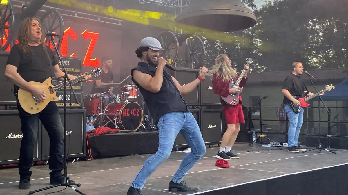 Soll stärker ins Bewusstsein der Öffentlichkeit rücken: das Stadion Fürstenberg. Dazu tragen Konzerte wie das der AC/DZ-Coverband AC/CZ bei.