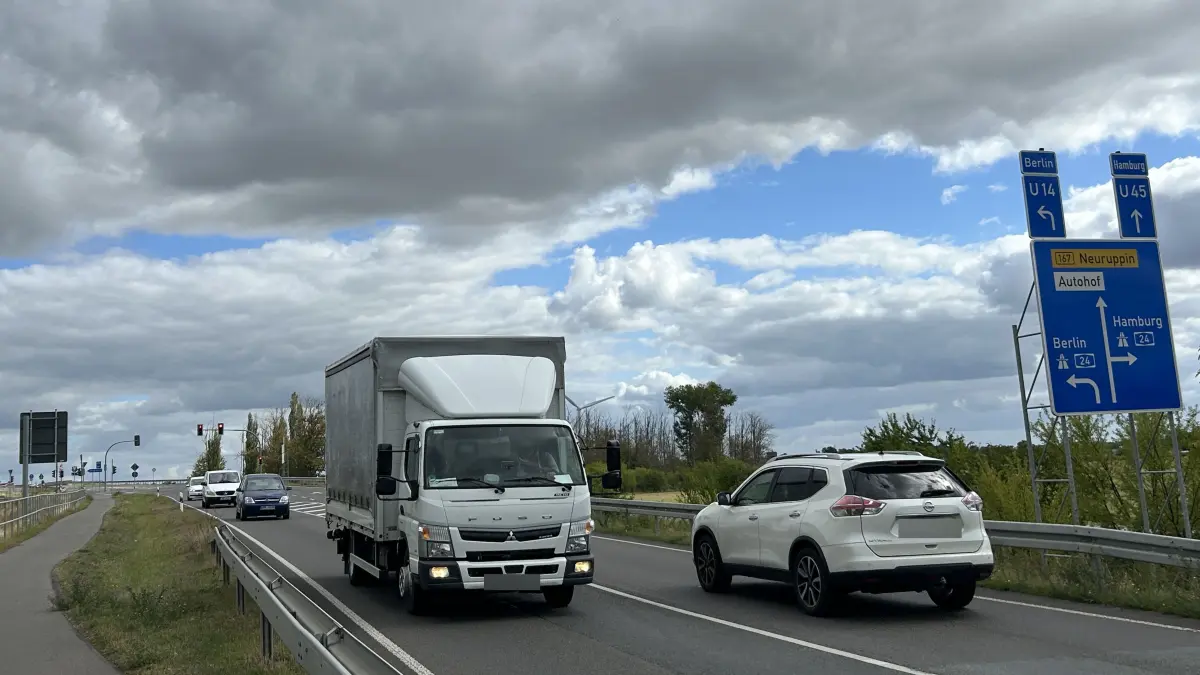 Die Bundesstraße B167 bei Neuruppin wird wegen der Sanierung hin zur Autobahn A24 zeitweise voll gesperrt. Wohin Pendler während der Bauarbeiten umgeleitet werden.