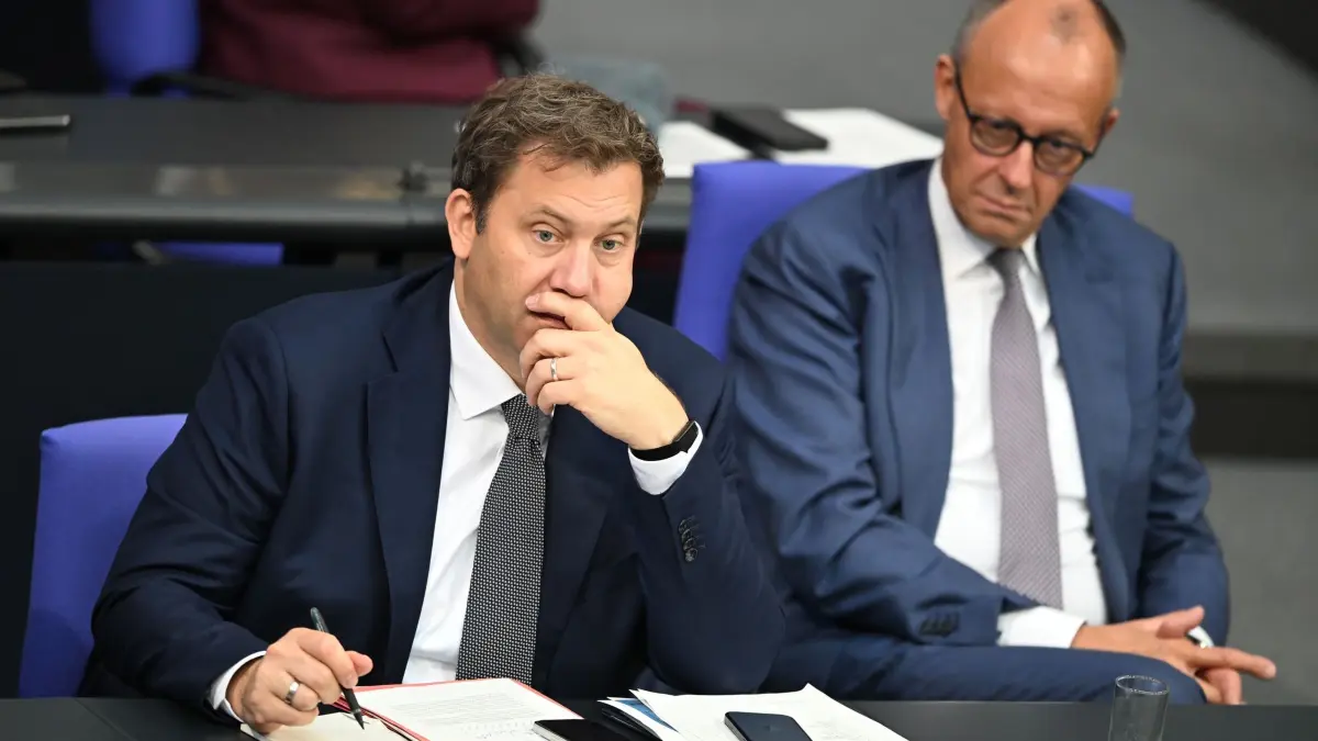 Bundestag: 08.10.2026, Berlin: Bundeskanzler Friedrich Merz (CDU, r) und Lars Klingbeil (SPD, l), Bundesminister der Finanzen, Vizekanzler und SPD-Bundesvorsitzender, nehmen an einer Sitzung des Bundestags zur Steuerpolitik teil. (zu dpa: «Koalition sieht «historische Bewährungsprobe» für Demokratie») Foto: Michael Brandt/dpa +++ dpa-Bildfunk +++