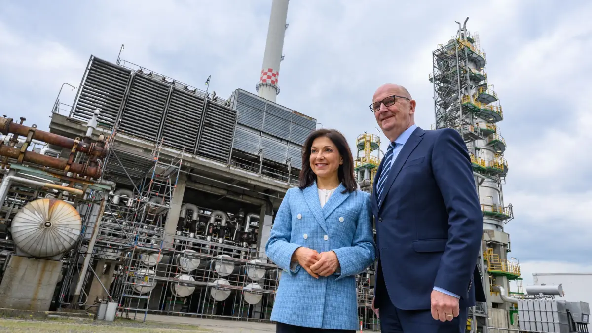 Raffinerie PCK: Katherina Reiche (CDU), Bundeswirtschaftsministerin und Dietmar Woidke (SPD), Ministerpräsident von Brandenburg, stehen auf dem Gelände der Raffinerie PCK. Die Raffinerie in Schwedt versorgt weite Teile des Nordostens Deutschlands und Berlins mit Sprit, Heizöl und Kerosin. Russland hatte zum 1. Mai angekündigt an, dass die Durchleitung des Rohöls durch die Druschba-Pipeline gestoppt wird. (zu dpa: «Zukunft für E-Kerosin-Projekt in Schwedt noch ungeklärt»)