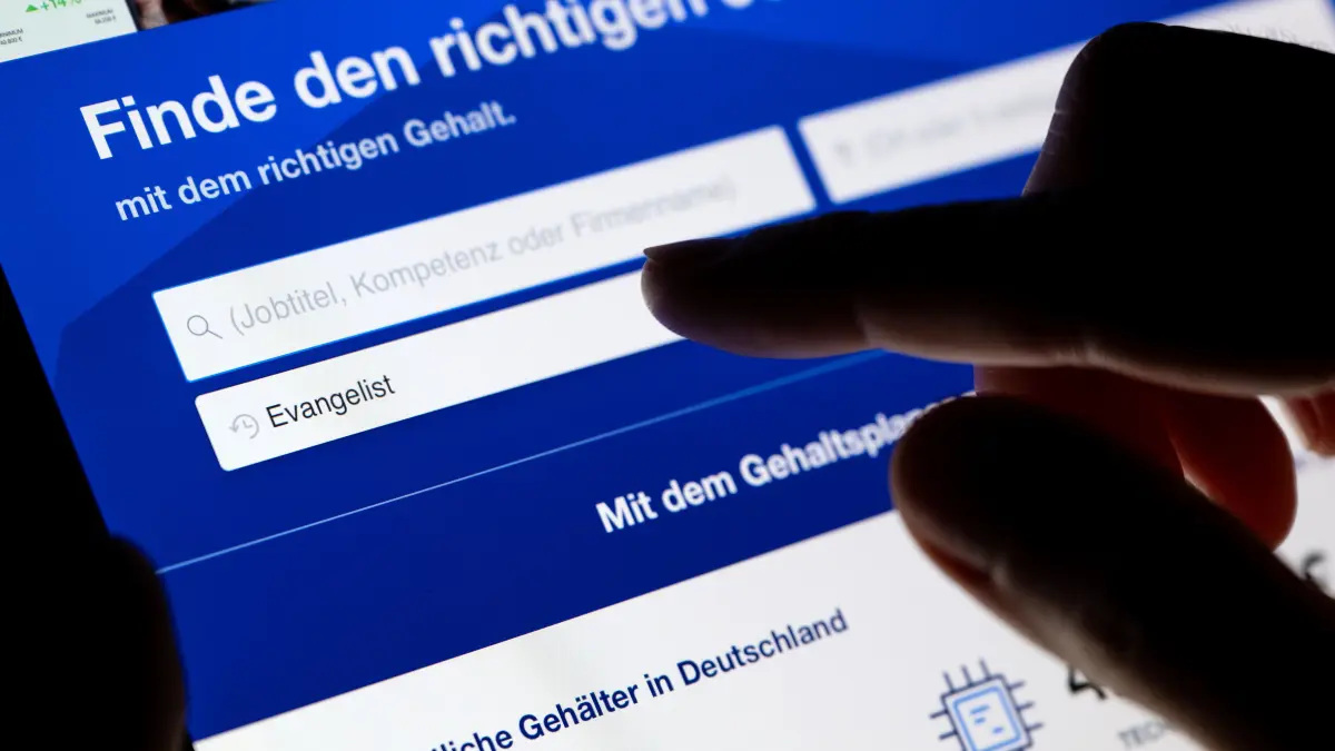 ILLUSTRATION - Eine Frau sucht unter der Jobbezeichnung „Evangelist“ auf einem Stellenportal auf ihrem Tablet nach Stellenanzeigen. Viele Unternehmen suchen händeringend Mitarbeiter und werben häufig in englischer Sprache. (zu dpa "«Evangelist» gesucht - Fachkräftewerbung in Englisch") +++ dpa-Bildfunk +++