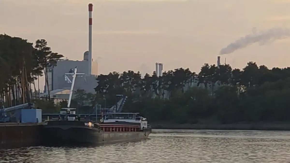 Der Hafen in Schwedt am 7.10.2026. Im Hintergrund die Papierfabrik Leipa mit dem markanten Schornstein des Kraftwerks.