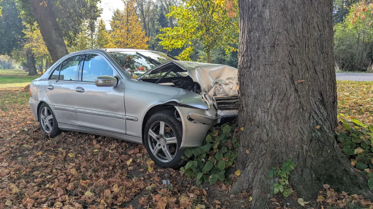 Unfall in Neubarnim: Ein 72-Jähriger ist mit seiner C-Klasse aus unklarer Ursache von der Fahrbahn abgekommen und gegen einen Baum geprallt.