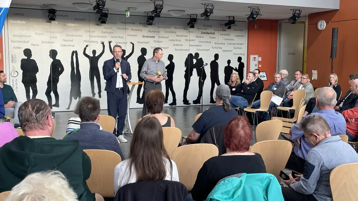 Oberhavel, Landrat Alexander Tönnies (SPD) lädt zum ersten Bürgergespräch ins Strittmatter-Gymnasium in Gransee, Veranstaltung am 7.10.2016, etwas über 30 Gäste