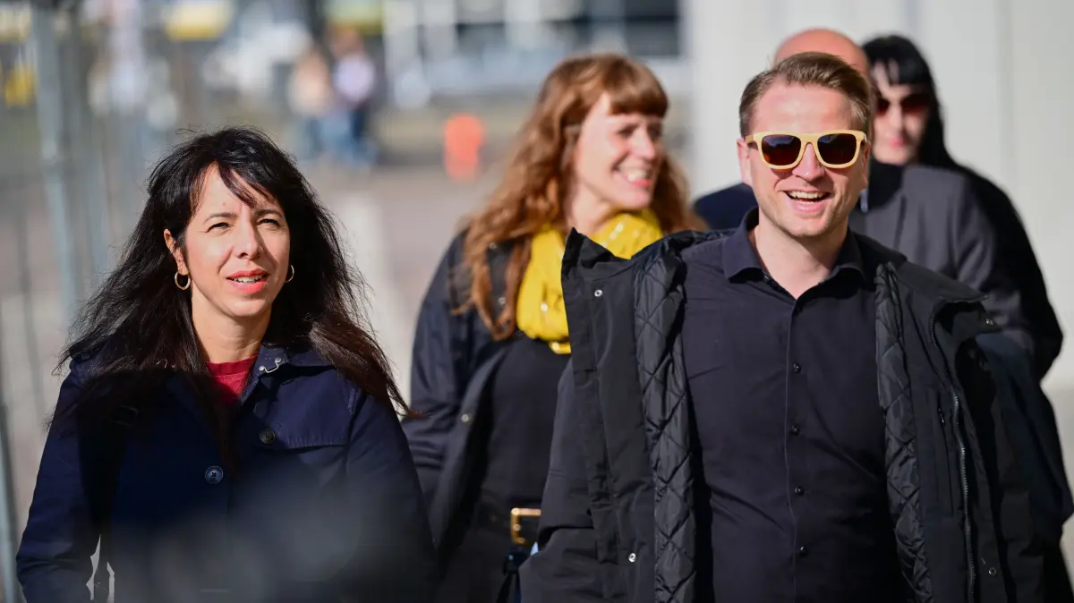 Elif Eralp (Die Linke, l-r), Vorsitzende der Linksfraktion im Berliner Abgeordnetenhaus, Kerstin Wolter, Vorsitzende der Partei Die Linke in Berlin, Maximilian Schirmer, Vorsitzender der Partei Die Linke in Berlin, und Tobias Schulze (verdeckt), Fraktionsvorsitzender der Fraktion Die Linke im Berliner Abgeordnetenhaus, kommen zu Gesprächen über die Regierungsbildung. (Archiv) (zu dpa: «Linke, Grüne, SPD vereinbaren: kein Kontakt zu Kriminellen») +++ dpa-Bildfunk +++