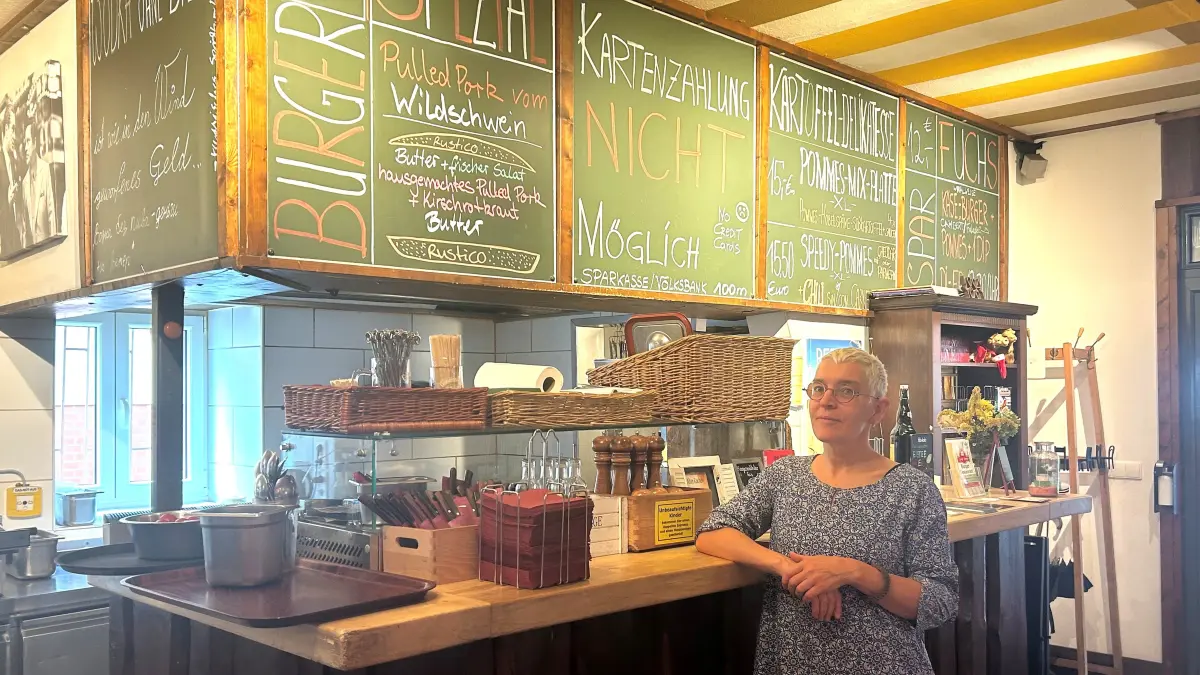 Gastfreundschaft in Finowfurt: Billy Binder (51) betreibt das Restaurant "Spieß-Burger", das an der Bauernstraße 8a zu finden ist. Die Doppeldeutigkeit des Lokalnamens ist beabsichtigt.