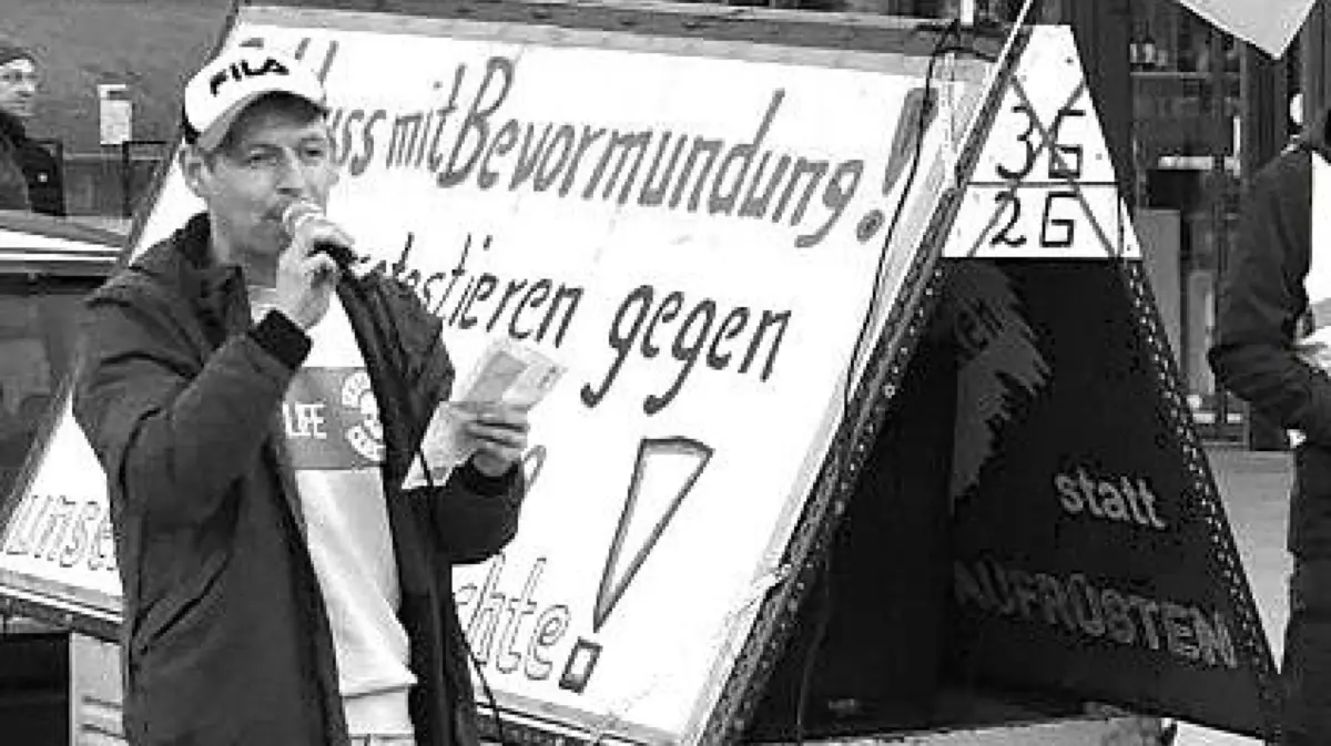 Sein Tod gibt Rätsel auf: Marcel D., der langjährige Organisator der Anti-Corona-Proteste in Eberswalde, ist am 21. September im Alter von 42 Jahren gestorben. Das Foto stammt vom März 2022.
