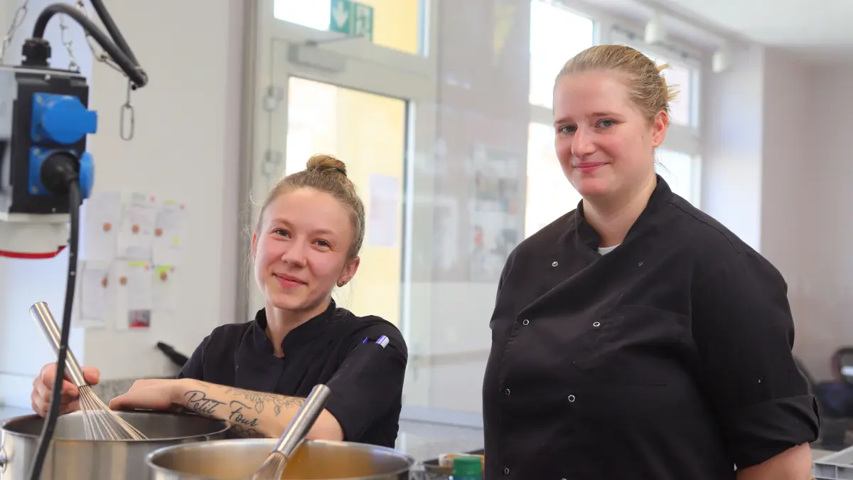 Konditorin Anastasiya Schönitz und Konditormeisterin Nadine Hausmann in der Backstube der Tortenmanufaktur Le Gâteau rose in Fürstenwalde. Beide kennen auch das Geheimrezept der Rosa-Torte.