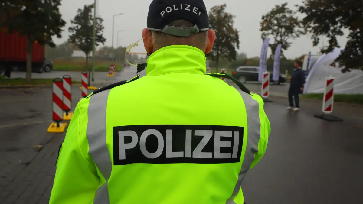 Kontrolle der Polizei auf der A12. Dort sowie in Storkow und bei Frankfurt (Oder) schauten Beamte in 170 Fahrzeuge. (Symbolbild)